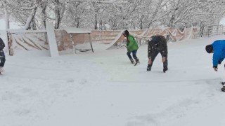 Kar yağışı çocuklara eğlence oldu