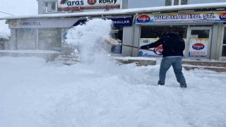 Kar yağışı yetişkinlere çile, çocuklara mutluluk oldu