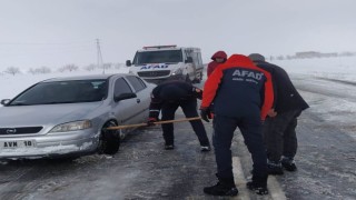 Kara saplanan otomobili AFAD ve Karayolları ekipleri kurtardı