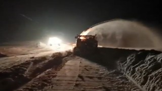 Karayolları ekipleri Mutki-Hasköy yolunda karla mücadele çalışması başlattı