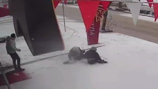 Karda kayıp düşenler kameraya böyle yansıdı