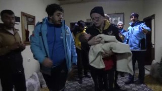 Kardan kapanan yolu 6 saatlik çalışmayla açan ekipler Berat bebeği hastaneye yetiştirdi