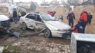 Kargo minibüsü otomobile çarptı: 5 yaralı