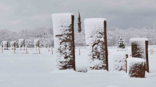 Karla bütünleşen tarihi mezar taşlarından kartpostallık görüntüler
