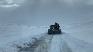 Karlı yolları aşan ekipler, hastaların yardımına ulaştı