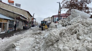 Karlıovada günde 40 kamyon kar ilçe dışına atılıyor