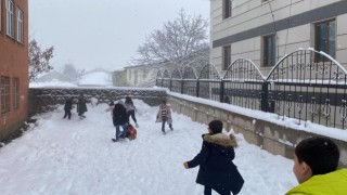 Karlıovada kar vatandaşa çile, çocuklara eğlence oldu