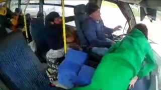 Karsan marka minibüs ile Tofaş marka otomobilin çarpışması kamerada