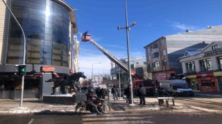 Karsta itfaiye çatılardaki buz sarkıtlarını kırıyor