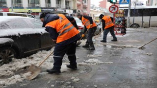 Karsta yol ve kaldırımların karı temizleniyor