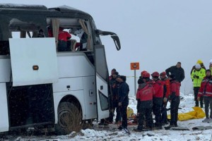Kars’ta yolcu otobüsü kaza yaptı: 2 ölü, 8 yaralı