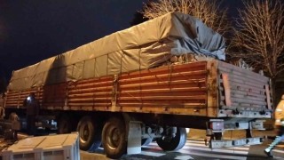 Kartalda D-100 karayolunda arızalanan tır trafiği durma noktasına getirdi