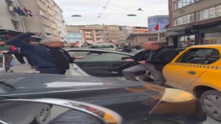 Kasımpaşada taksiciyle yumruklu yol verme kavgası kamerada: “10 kişi bir adama mı giriyorsunuz”