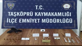 Kastamonuda uyuşturucu ve ruhsatsız silahla yakalanan 3 kişi gözaltına alındı