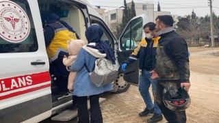 Kayganlaşan yolda motosiklet devrildi: 3 yaralı
