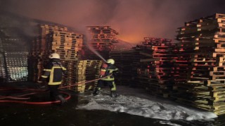 Kayseride Palet Üretim Tesisinde çıkan yangın 1 saatte kontrol altına alındı