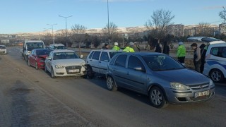 Kaza kazaya neden oldu, 10 araç birbirine girdi