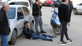 Kaza yapan motosiklet sürücüsü yattığı yerde ambulansı sigara içerek bekledi