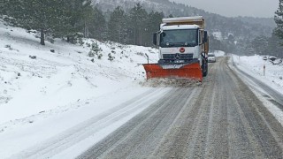 Kazdağlarında kar yağışı trafiği olumsuz etkiliyor