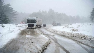 Kazdağlarında kar yüksekliği yer yer yarım metreye ulaştı, trafik akışı durman noktasına geldi