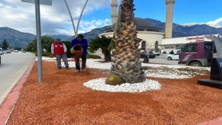 Kemer yeşil alan çalışmalarıyla yaz sezonuna hazırlanıyor