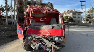 Kemik yüklü kamyon EGO otobüsüne çarptı