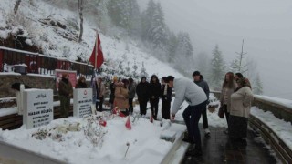 Kepsutlu öğrenciler Şehit Eren Bülbülü mezarı başında andı
