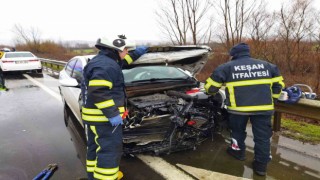 Keşanda bariyerlere çarpan otomobildeki 4 kişi yaralandı