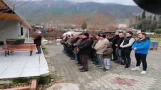 Kırkağaçta boğazı kesilerek öldürülen yaşlı kadın toprağa verildi