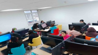 Kız öğrencilere bilişim sınıfı oluşturuldu
