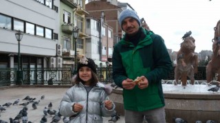Kızıyla birlikte Bodrumdan gelen turist güvercinleri elleriyle besledi