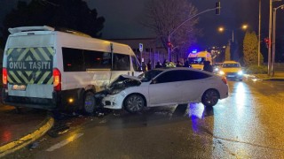Kocaelide servis minibüsü otomobille çarpıştı: 4 yaralı