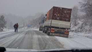Kocayayla Geçidi yoğun kar yağışı nedeniyle tırlara kapatıldı