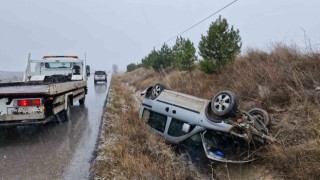 Kontrolden çıkan araç şarampole devrildi: Sürücü burnu bile kanamadan kurtuldu