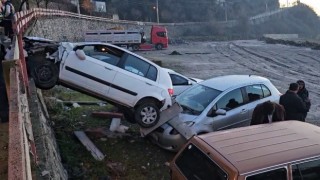 Kontrolden çıkan otomobil park halindeki aracın üzerine uçtu: 1 yaralı