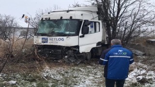 Kontrolden çıkan tır bahçe duvarına çarptı: 1 yaralı