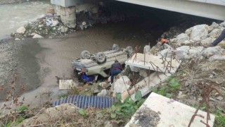 Kontrolden çıkan Tofaş, 3 metre yükseklikten çaya uçtu: 3 yaralı