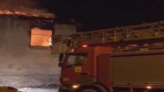 Konyada metruk evde yangın