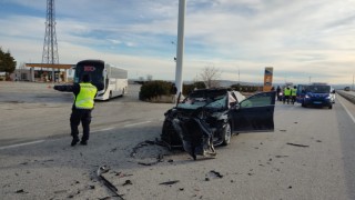 Konyada otomobil kamyona çarptı: 2 yaralı