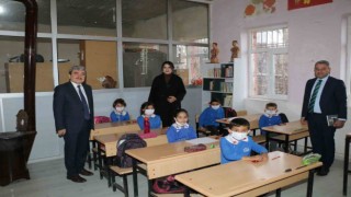 Köyde grip vakaları artınca Ebru öğretmen maske uygulaması başlattı