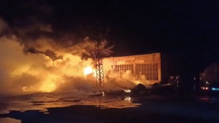 Kozan sanayi sitesinde yangın: Lastik dükkanı alev alev yandı