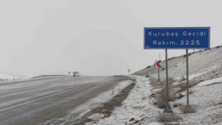 Kurubaş ve Güzeldere Geçidinde kar ve sis etkili oluyor