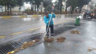 Kuşadası Belediyesi tüm ekipleriyle sahada