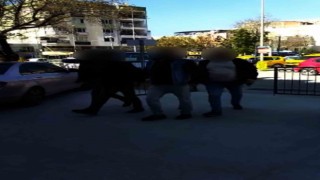 Kuşadası polisi aranan 5 kişiyi yakalayarak cezaevine gönderdi