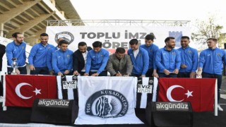 Kuşadasıspor, 8 futbolcu ile sözleşme imzaladı