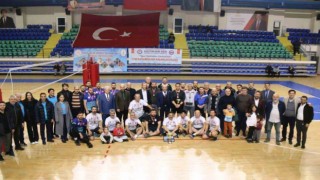 Kütahyada eğitim çalışanları voleybol turnuvasında şampiyon Şehitler Ortaokulu