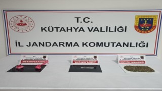 Kütahyada jandarmanın durdurduğu şüpheli araçta uyuşturucu madde ele geçirildi