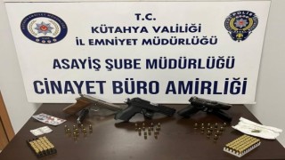 Kütahyada polisin Bölge Uygulamasında 3 ruhsatsız tabanca ve uyuşturucu ele geçirildi