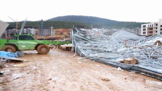 Kuvvetli fırtına şantiye alanındaki çatıları uçurdu: 2 kişi yaralandı, 2 araç zarar gördü