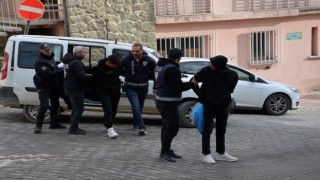 Kuyumcuyu soymak isteyen hırsızlar polisten kaçamadı